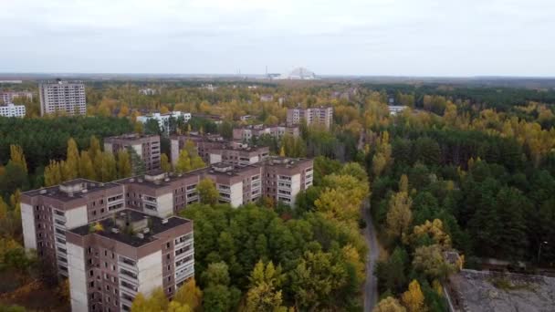 Drone beeld van Pripyat gevangen door de natuur als gevolg van de ramp in Tsjernobyl. — Stockvideo