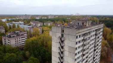 Pripyat 'taki Sovyet yüksek binasının etrafında insansız hava aracı uçuşu..