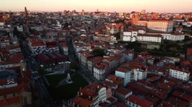 Douro Nehri 'nin yoğun inşa edilmiş kıyılarının insansız hava aracı görüntüsü.