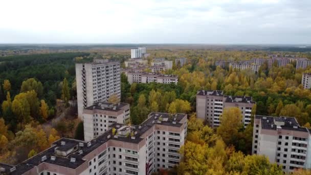 En annalkande drönarbild av den betonghöga byggnaden i Pripyat. — Stockvideo