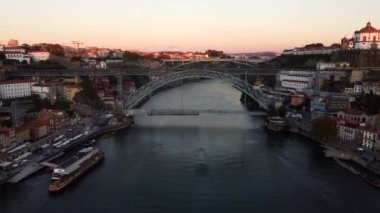 Porto ve Vila Nova de Gaia şehirlerini birbirine bağlayan köprünün insansız hava aracı görüntüleri.