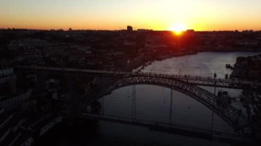Portekizli Ponti de Don Luis 'li Porto' da gün batımının insansız hava aracı görüntüsü..