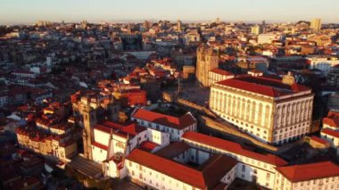 Porto 'nun tarihi merkezindeki katedralin ve müzenin insansız hava aracı görüntüsü.