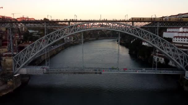 A drone view of the iron structure of the arched bridge of Ponti di Don Luis I — Wideo stockowe