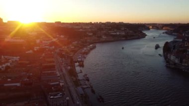 Gün batımında Douro rıhtımının yanındaki limanda İHA 'dan ateş edilmiş..