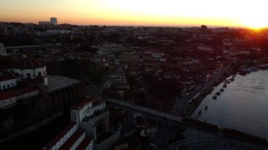 Gün batımında Duero nehri ve güzel evleri olan yamaçların insansız hava aracı manzarası.