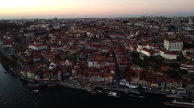 Günbatımından sonra Porto 'nun genel planının drone görüntüsü.