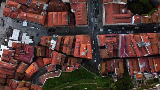 Uitzicht vanuit de lucht op de dichte urbanisatie van Porto bij de rivier de Douro. — Stockvideo