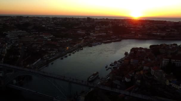 Gün batımında Porto şehrinin sokakları arasında Duero nehrinin insansız hava aracı görüntüsü.. — Stok video