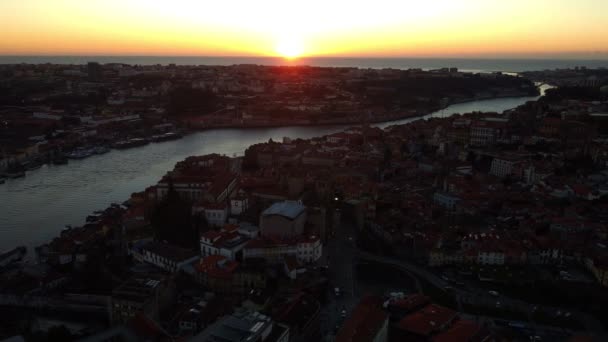 Drohnenaufnahme der Küstengebiete von Porto in der Nähe des Flusses Duero bei Sonnenuntergang. — Stockvideo