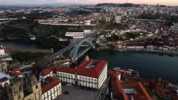 Shooting from a drone at dusk on the promenade in Porto and Ponti di Don Luis I. — Stok video