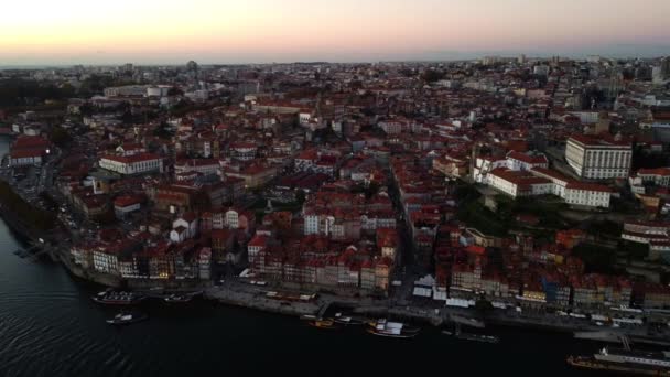 Widok drona na ogólny plan Porto po zachodzie słońca. — Wideo stockowe