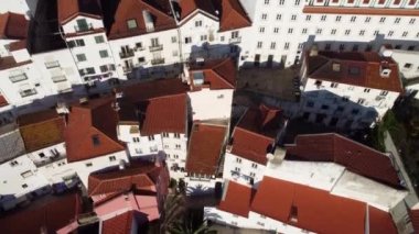 Lizbon 'da özdeş 17. yüzyıl evlerinin olduğu sokakların insansız hava aracı görüntüsü.