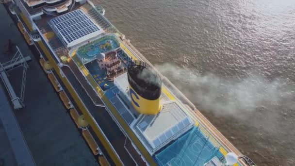 Drohnenblick auf das Dach eines Kreuzfahrtschiffes in Lissabon. — Stockvideo