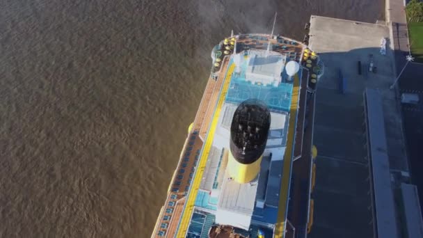 Drohnen-Ansicht eines großen Linienschiffes am Pier in Lissabon. — Stockvideo