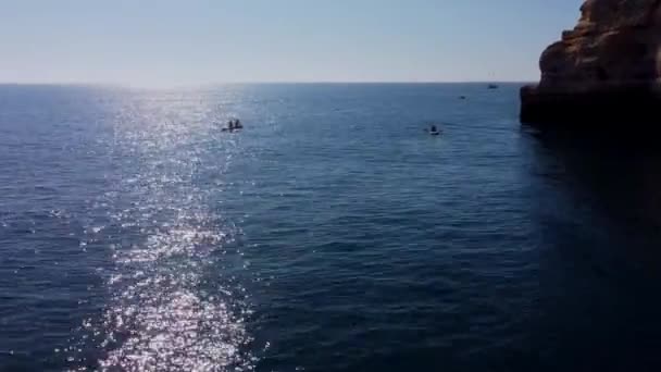 Drone volando sobre la extensión del Océano Atlántico frente a la costa de Portugal. — Vídeo de stock