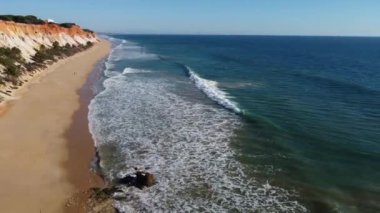 Portekiz 'de Atlantik Okyanusu' ndaki sörf sahili drone görüntüsü.
