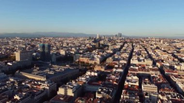 Madrid 'in çeyrekliklerinin insansız hava aracı görüntüsü açık gökyüzüne karşı güneş tarafından aydınlatılıyor..
