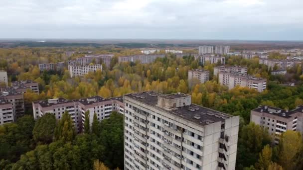Utsikt över ett övergivet bostadsområde i det radioaktiva området i Tjernobyl — Stockvideo