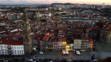 Güneş doğmadan önce Porto 'da kulesi olan barok bir kilisenin insansız hava aracı görüntüsü..