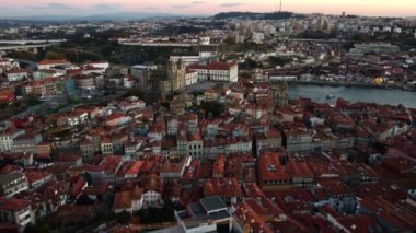 Porto 'nun tarihi merkezi Duero Nehri' nin sabah insansız hava aracı görüntüleri..
