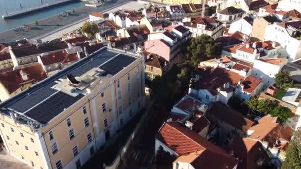 Volo drone sui tetti rossi delle case a Lisbona. — Video Stock