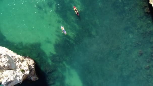 Drone utsikt över havet med blått vatten och små båtar. — Stockvideo