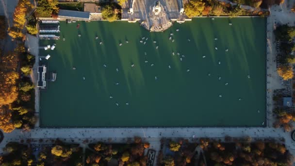 Statische Aufnahmen eines großen Teichs mit kleinen Booten in einem Park in Madrid. — Stockvideo