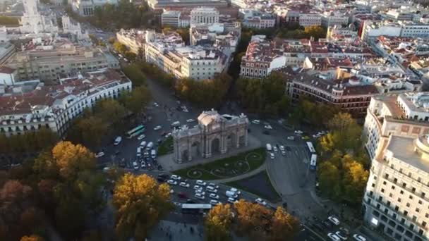 Drone footage of the Puerta de Alcala with panorama of Madrid in the background — 비디오