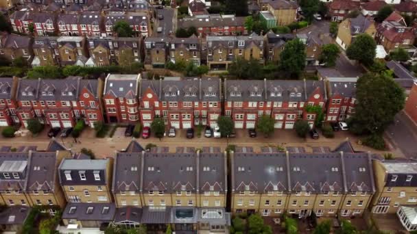 Drone view of the quiet streets of a residential area of London. — Stockvideo
