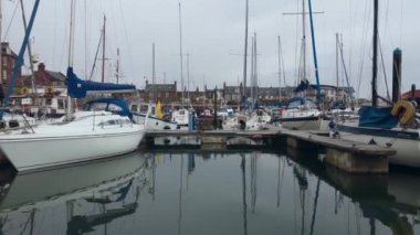 Küçük Arbroath kasabasındaki limanda çok sayıda tekneyi vuruyor..
