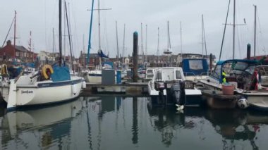 İskoçya 'nın Arbroath şehrinde çeşitli tekne ve gemilerle küçük bir liman..