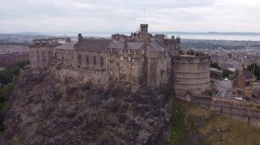 Edinburgh Kalesi 'nin insansız hava aracı görüntüsü kayalık bir yamaçtan.