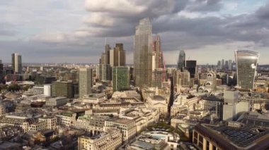 Arkasında güzel gökyüzü olan Londra iş bölgesinin insansız hava aracı manzarası.
