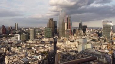 Arka planda Londra gökdelenleri olan alçak binaların insansız hava aracı görüntüsü.