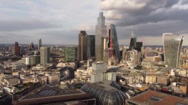 Londra 'nın merkezinin insansız hava aracı manzarası güneşli havada yüksek gökdelenlerle.
