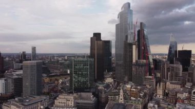 Londra şehrinin gökdelenlerin havadan görünümü.