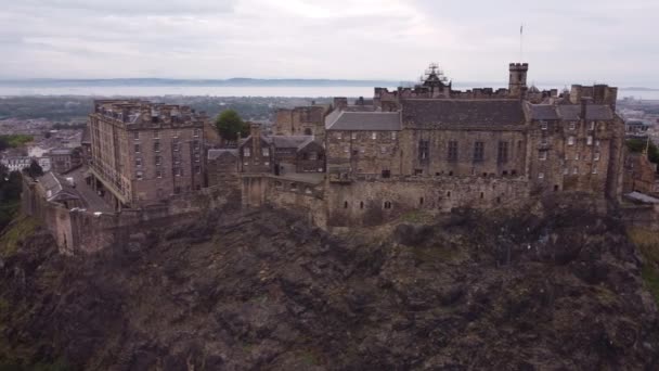 Стрельба из дрона, стоящего на крутом каменном склоне Эдинбургского замка. — стоковое видео