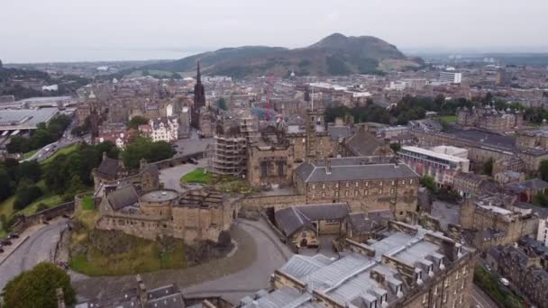Drone utsikt över 11-talet slott mot bakgrund av de gamla gatorna — Stockvideo