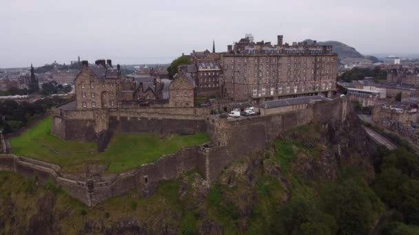 Drönare utsikt över Edinburgh slott och utsikt över Edinburghs kustområden — Stockvideo