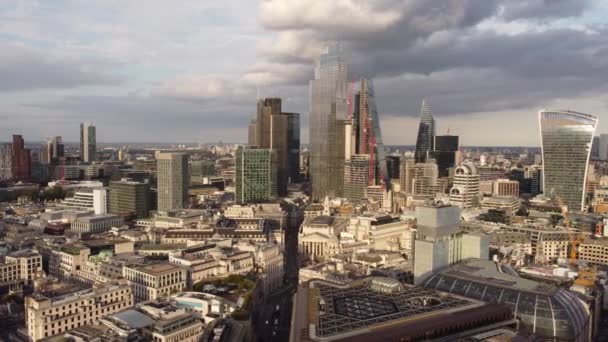 Vue par drone de bâtiments de faible hauteur avec des gratte-ciel londoniens en arrière-plan. — Video