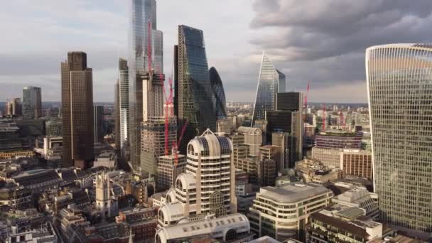 Drone view van de verschillende wolkenkrabbers van London City in september. — Stockvideo