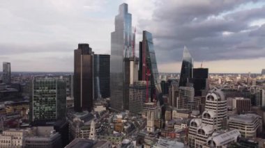 Londra 'nın gökdelenleri kasvetli bir gökyüzüne karşı, havadan çekilmiş.