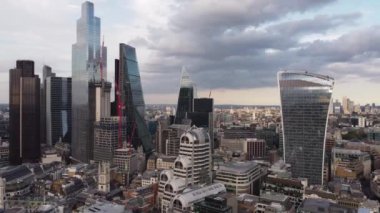 Londra ve Sky Garden 'daki gökdelenlerin insansız hava aracı görüntüleri..