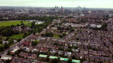 Balham ve Clapham Common 'daki alçak binaların hava manzarası.