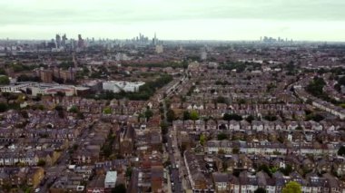 Arkasında Londra 'nın merkezi olan Balham bölgesinin insansız hava aracı görüntüleri..