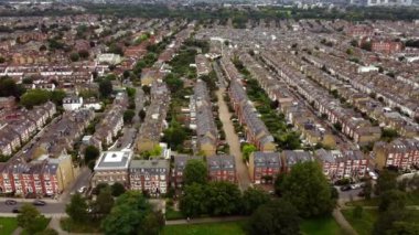 Birebir aynı İngiliz evleriyle dolu sonsuz caddelerin insansız hava aracı görüntüsü.