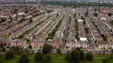 Londra 'daki alçak binaların Clapham Common' dan insansız hava aracı görüntüsü.