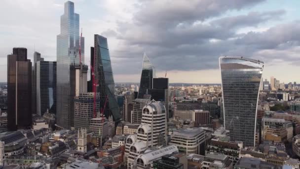 Drone footage of skyscrapers in London and Sky Garden not far from them. — Stockvideo
