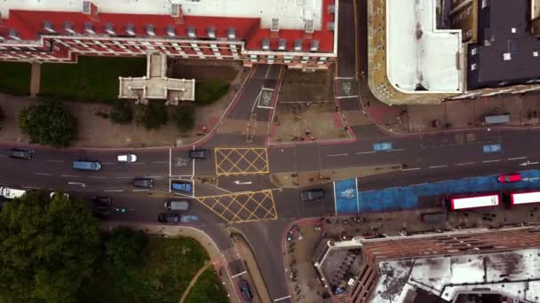 Drone uitzicht op een wegkruising bij Clapham Common, Londen. — Stockvideo